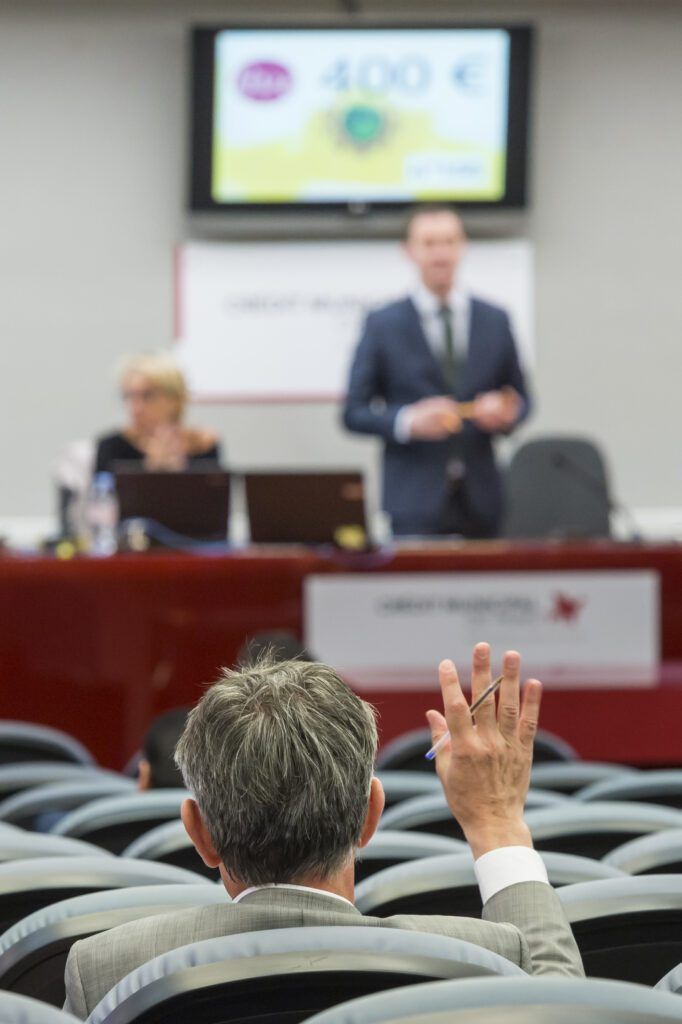 Finden Sie heraus, wer den Gewinn aus unseren Auktionen durch Käufergebühren, Boni und den erforderlichen Verkauf erhält.