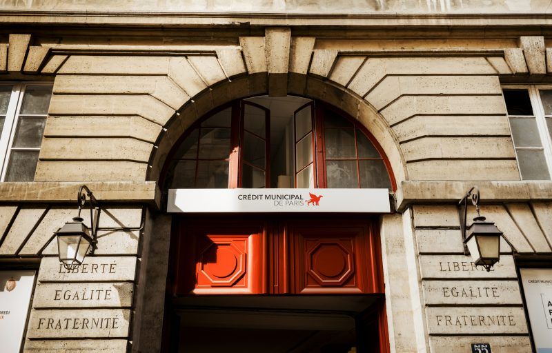 Façade du Crédit Municipal de Paris avec panneau