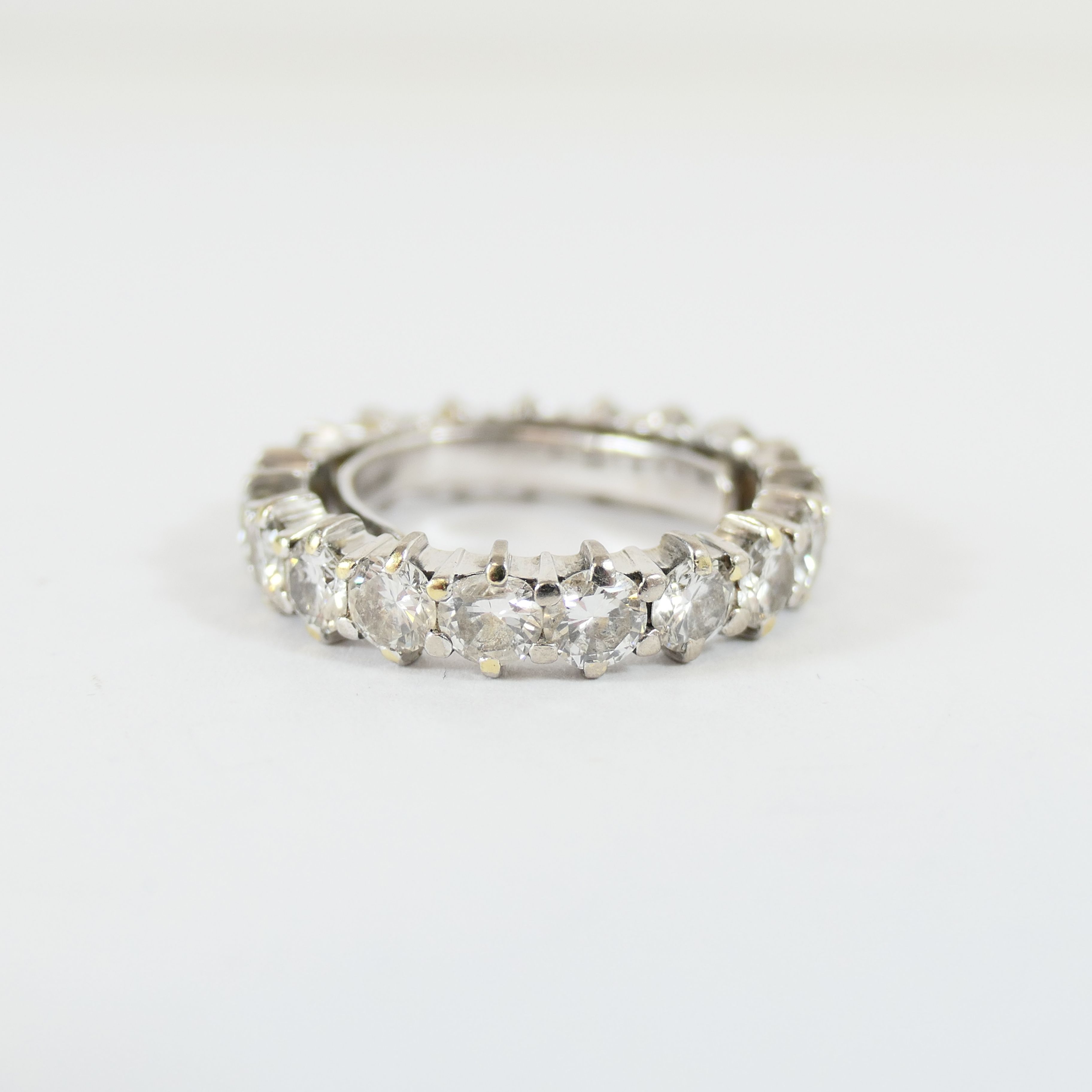 Alliance américaine en or gris 750 mil. sertie de Bijoux Ventes aux