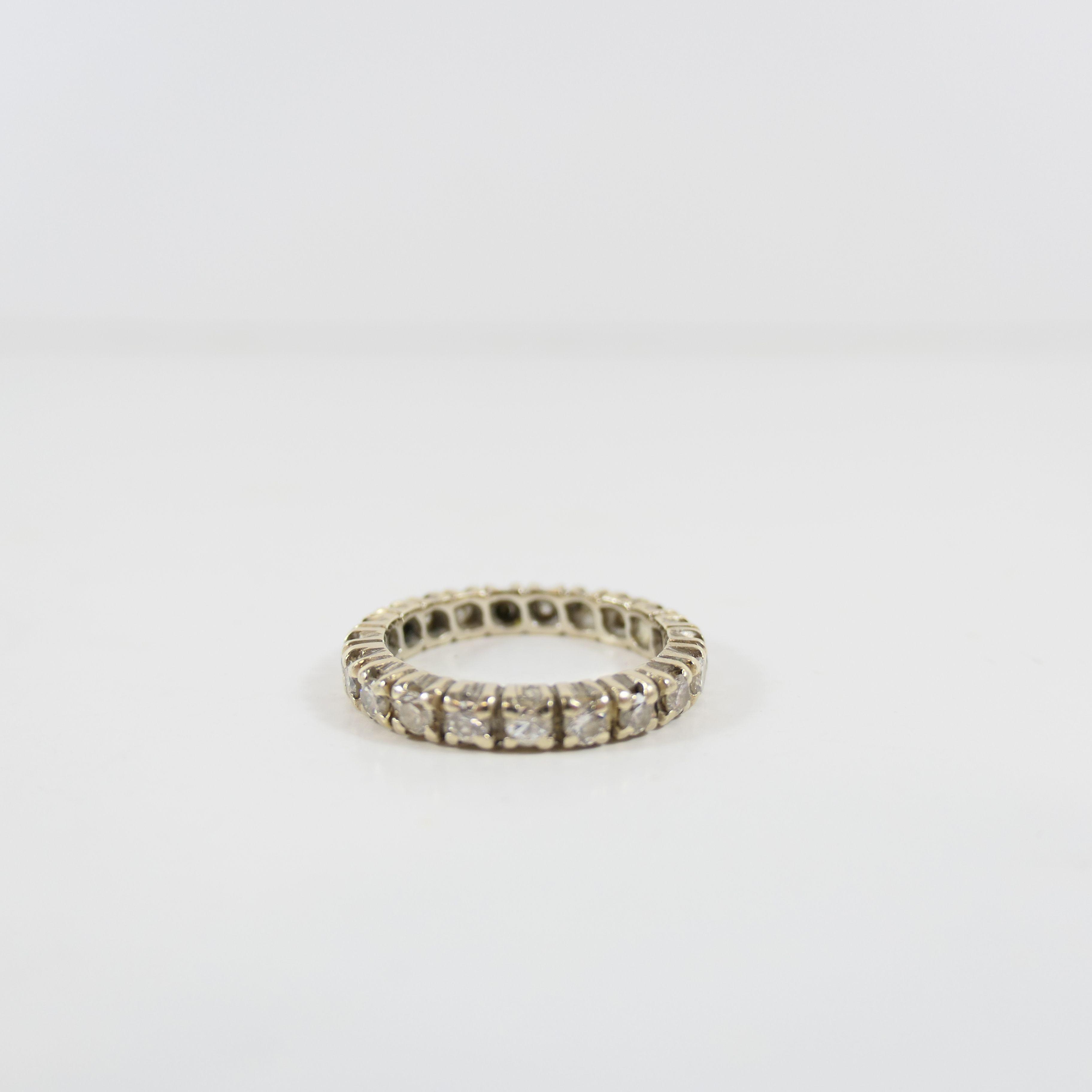 Alliance US en or gris 750 mil. ornée de diamants Bijoux Ventes aux