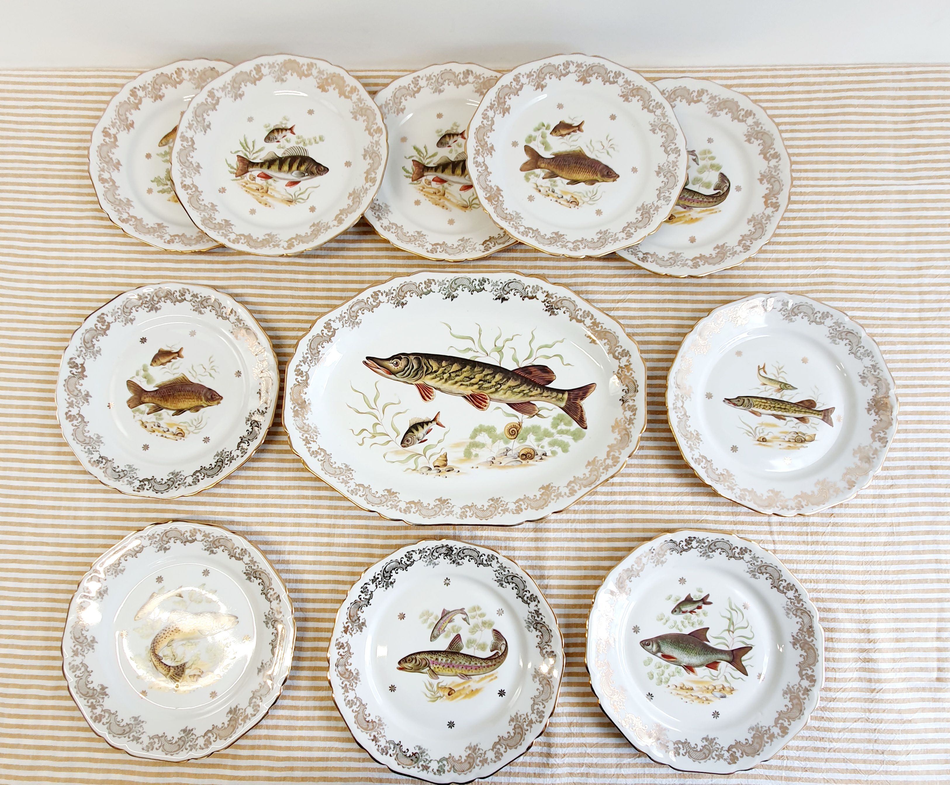 Dinette en porcelaine à décor de scènes d'enfants quelques é - Lot 274