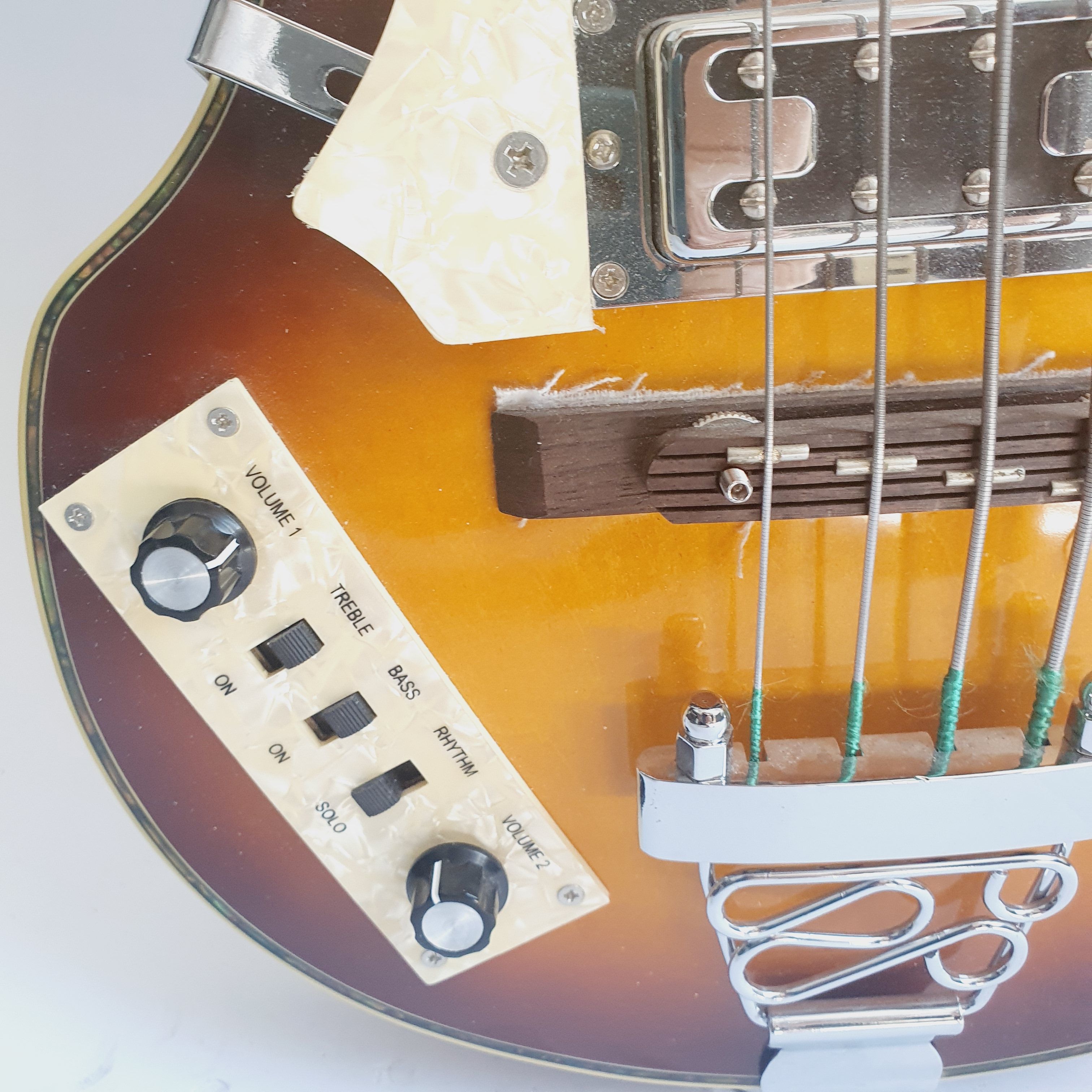 TANGLEWOOD, Gutare basse électrique holowbody pour Objets d'art