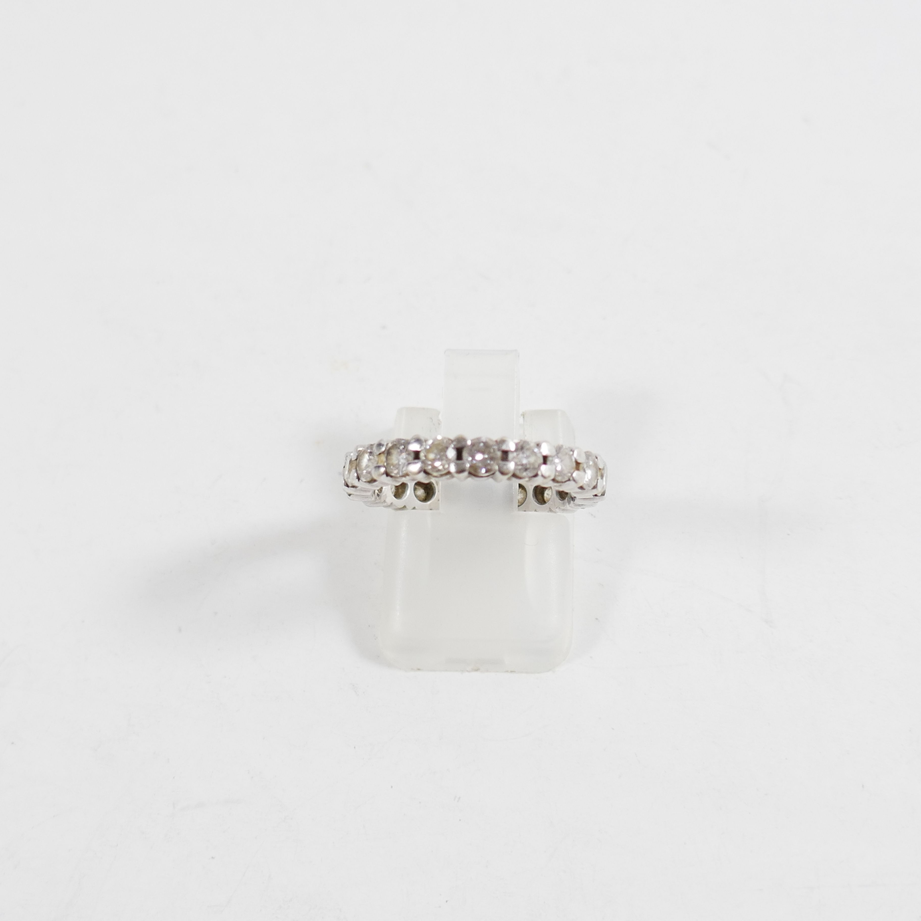 Alliance en or gris 750 mil ornée de diamants (env Bijoux Ventes